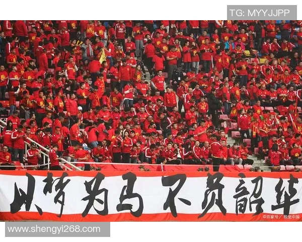 足球明星关心球迷的温暖瞬间与感人故事分享 足球明星关心球迷的温暖瞬间与感人故事分享