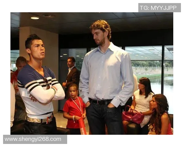 足球明星穿着篮球服的时尚搭配与精彩瞬间图片分享 足球明星穿着篮球服的时尚搭配与精彩瞬间图片分享